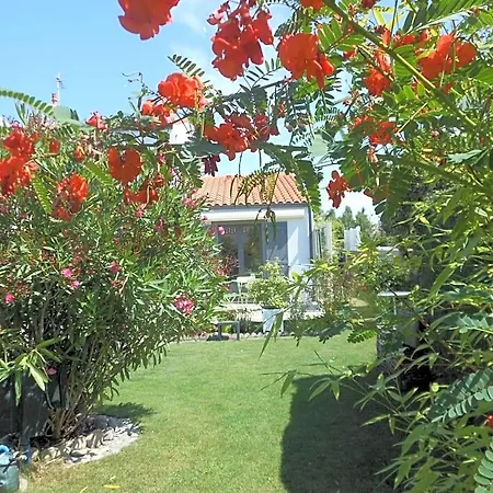 D'hotes Aux Sables D'olonne Bed & Breakfast *